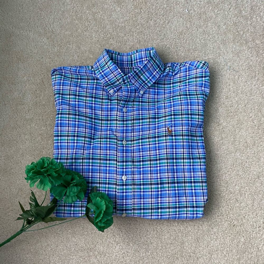 Men’s collared button up shirt!